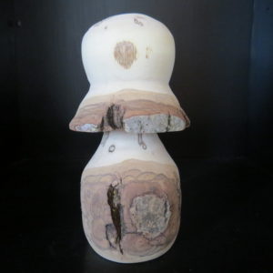 Champignon Faya en noyer .L'atelier de valérie . Tournage sur bois . Fabrication artisanale . Pièce unique . Domessin Savoie . France